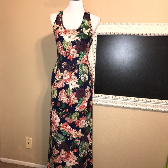 Dresses & Skirts - NWOT Floral  Maxi Dress